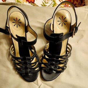 EUC Isaac Mizrahi Strappy Wedge Sandal. Black Leather Size 7.5 Wide